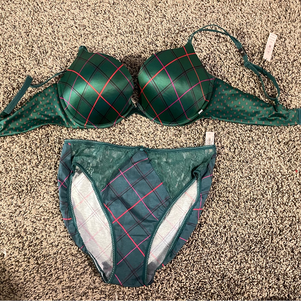 Victoria’s Secret Christmas Bra And Panty Set 38c /Large Nwt
